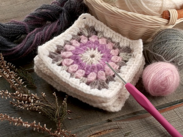 haftowana poduszka w pastelowych kolorach